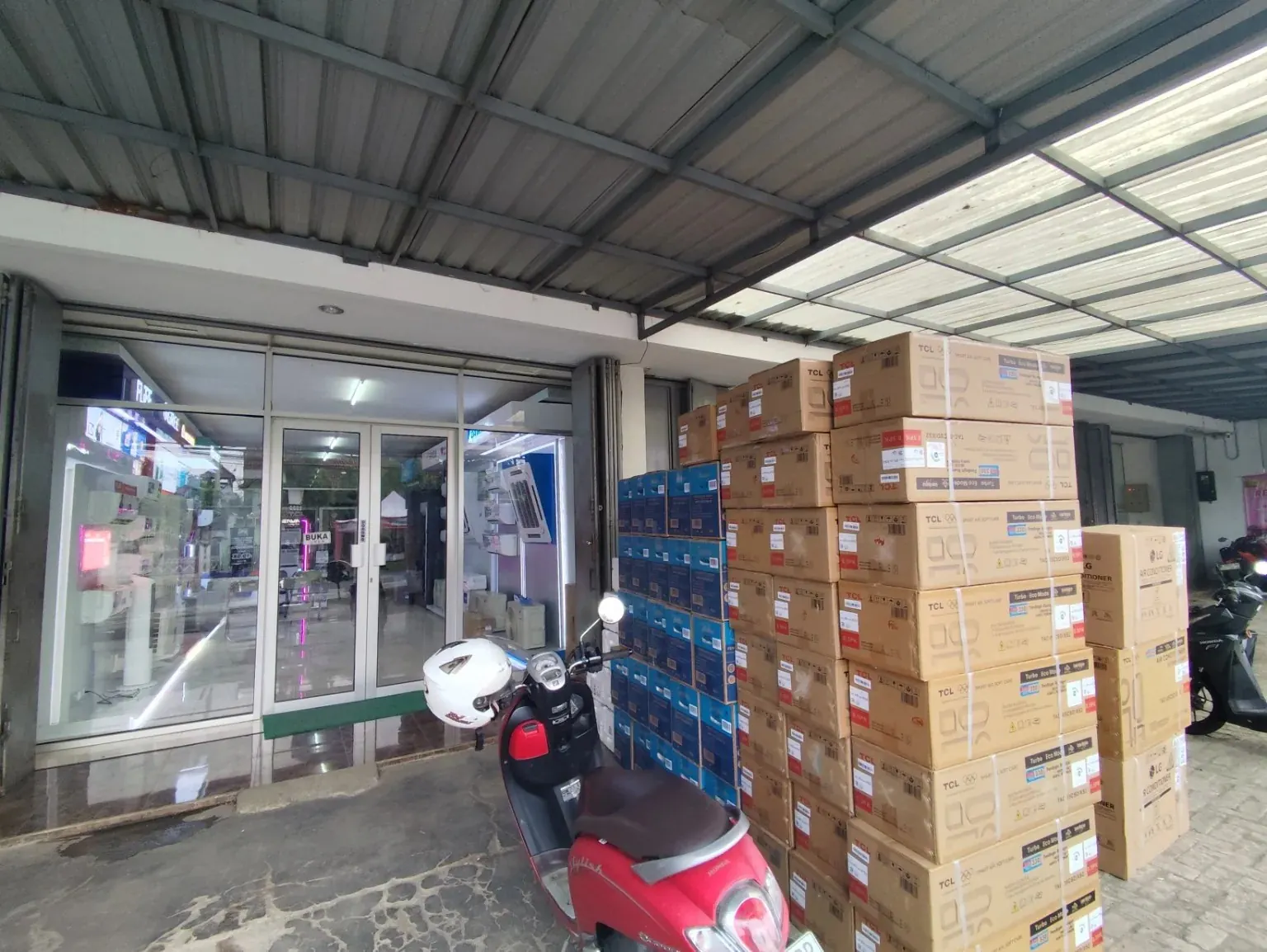 Restock unit indoor dan outdoor di gudang