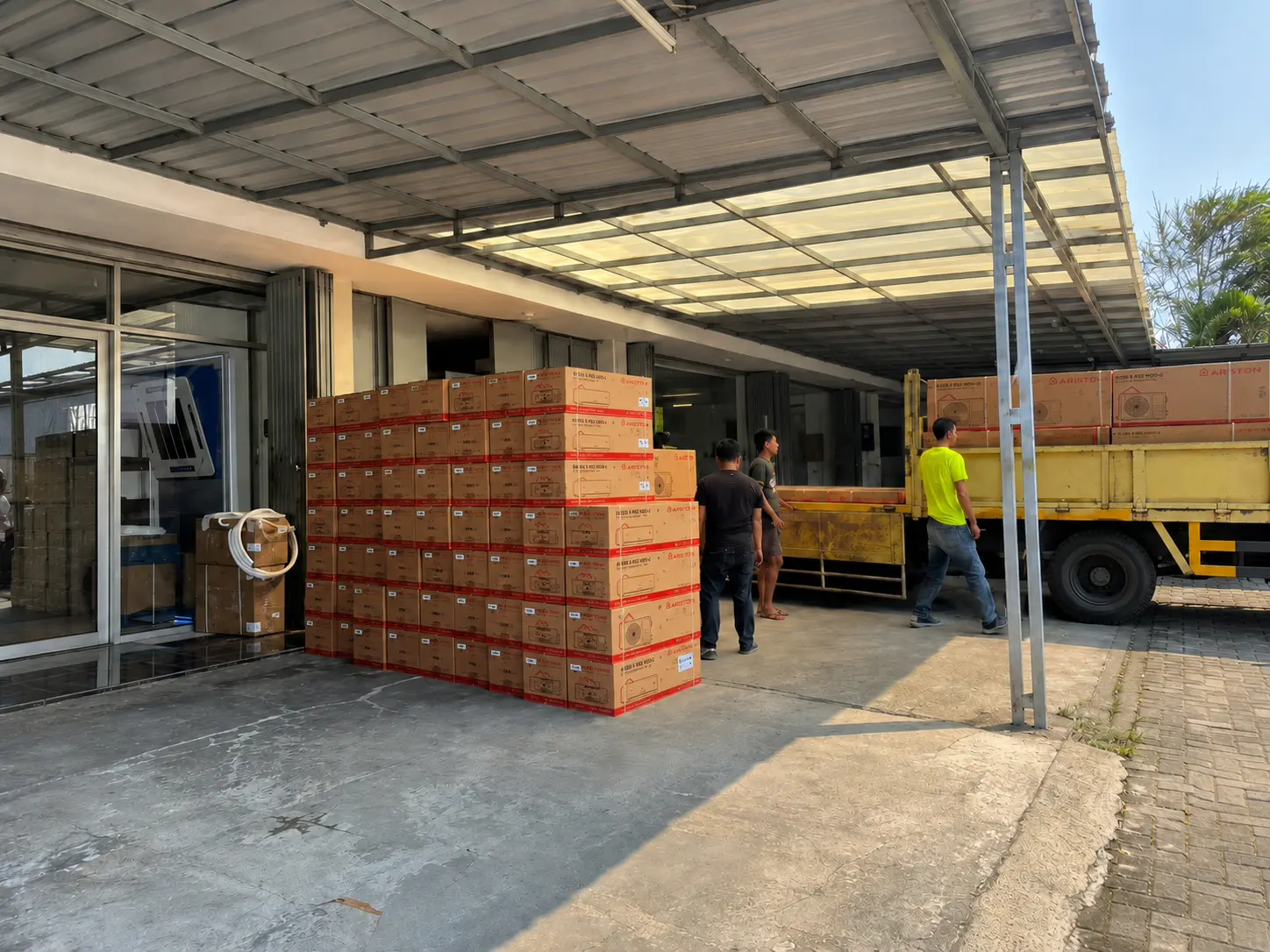 Pengiriman AC Ariston dan stok unit di RADJA AC
