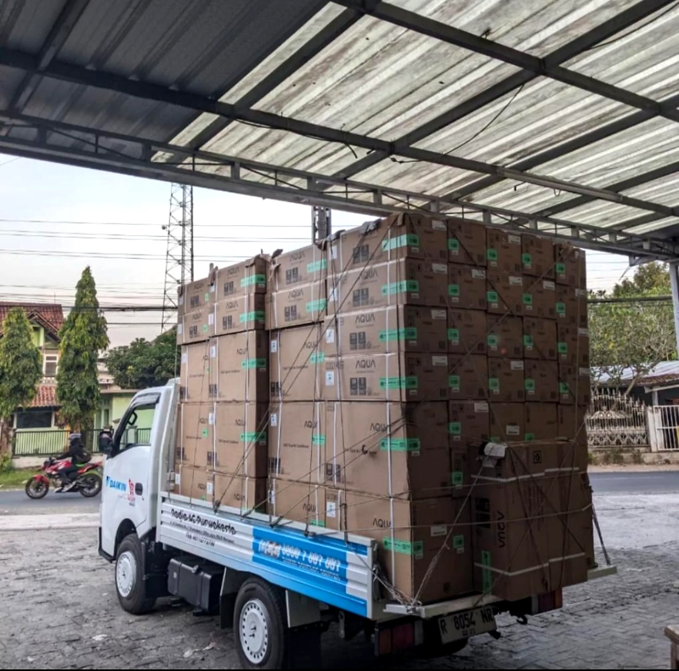 Armada Radja AC memuat banyak unit AC untuk pengiriman pengadaan